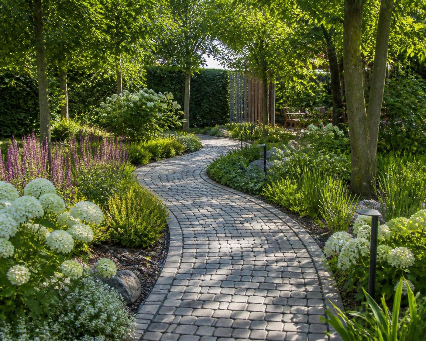découvrez comment une allée de jardin pavée peut transformer votre extérieur en un espace élégant et accueillant. conseils, styles et matériaux pour sublimer votre jardin avec raffinement.