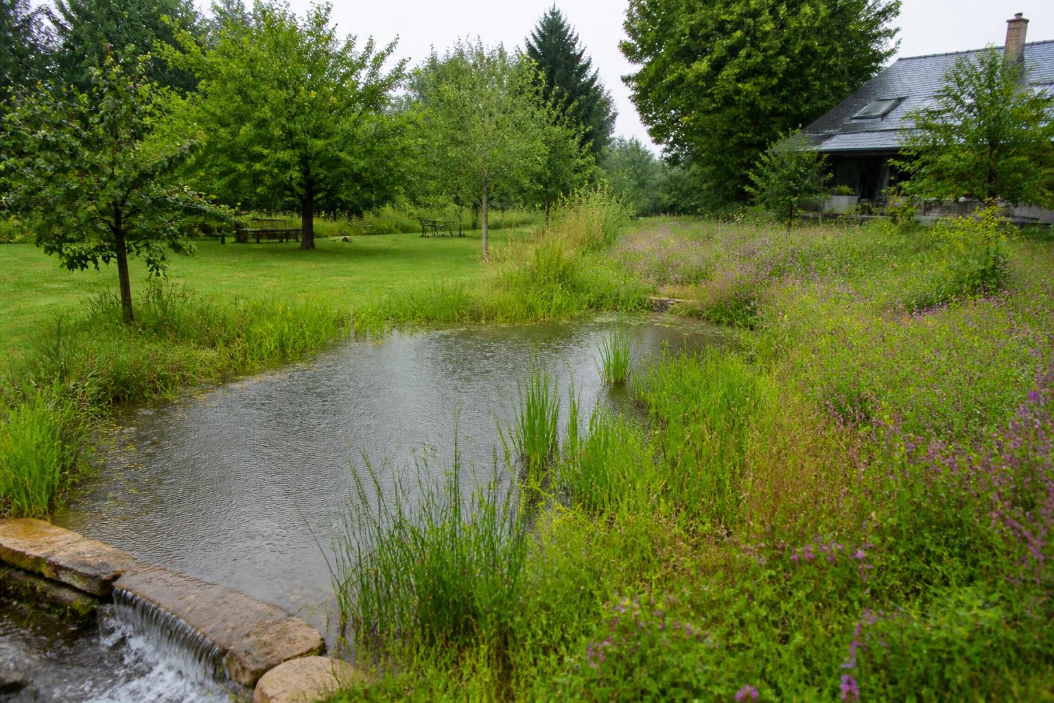 découvrez comment un bassin d'orage peut protéger efficacement votre terrain contre les inondations en régulant l'écoulement des eaux pluviales et en préservant votre environnement.