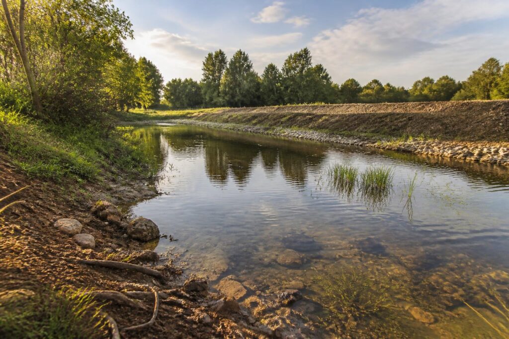 découvrez comment un bassin d'orage peut protéger efficacement votre terrain contre les inondations en recueillant et gérant les eaux pluviales de manière durable.