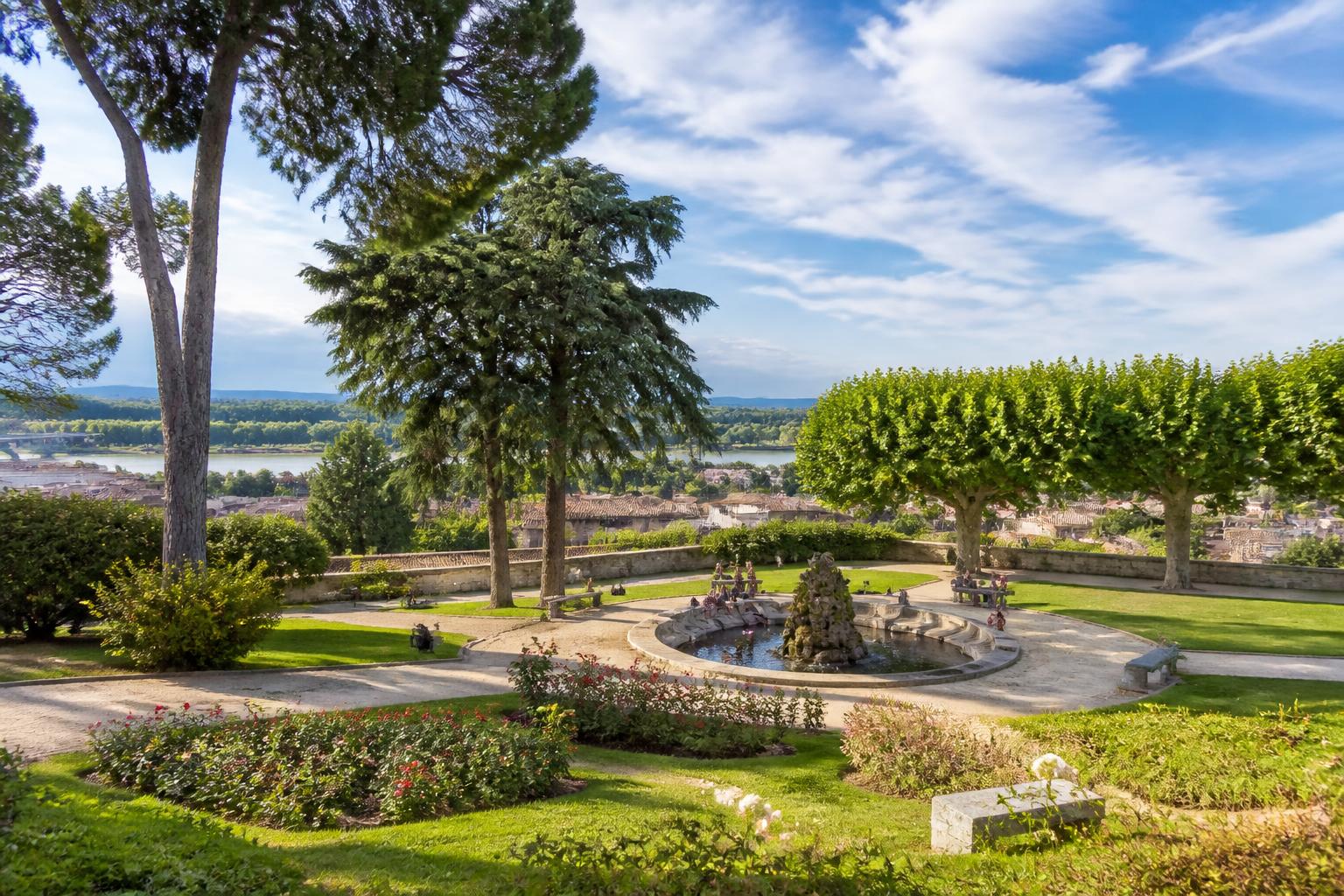 découvrez le jardin des doms, un havre de paix au cœur d'avignon, offrant des espaces verdoyants, une vue panoramique sur la ville et un lieu idéal pour la détente et la promenade.