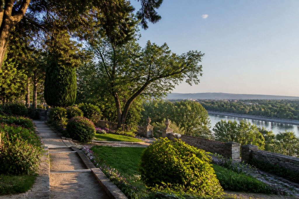 explorez le jardin des doms, un havre de paix verdoyant au cœur d’avignon, parfait pour une promenade relaxante et admirer une vue imprenable sur la ville.