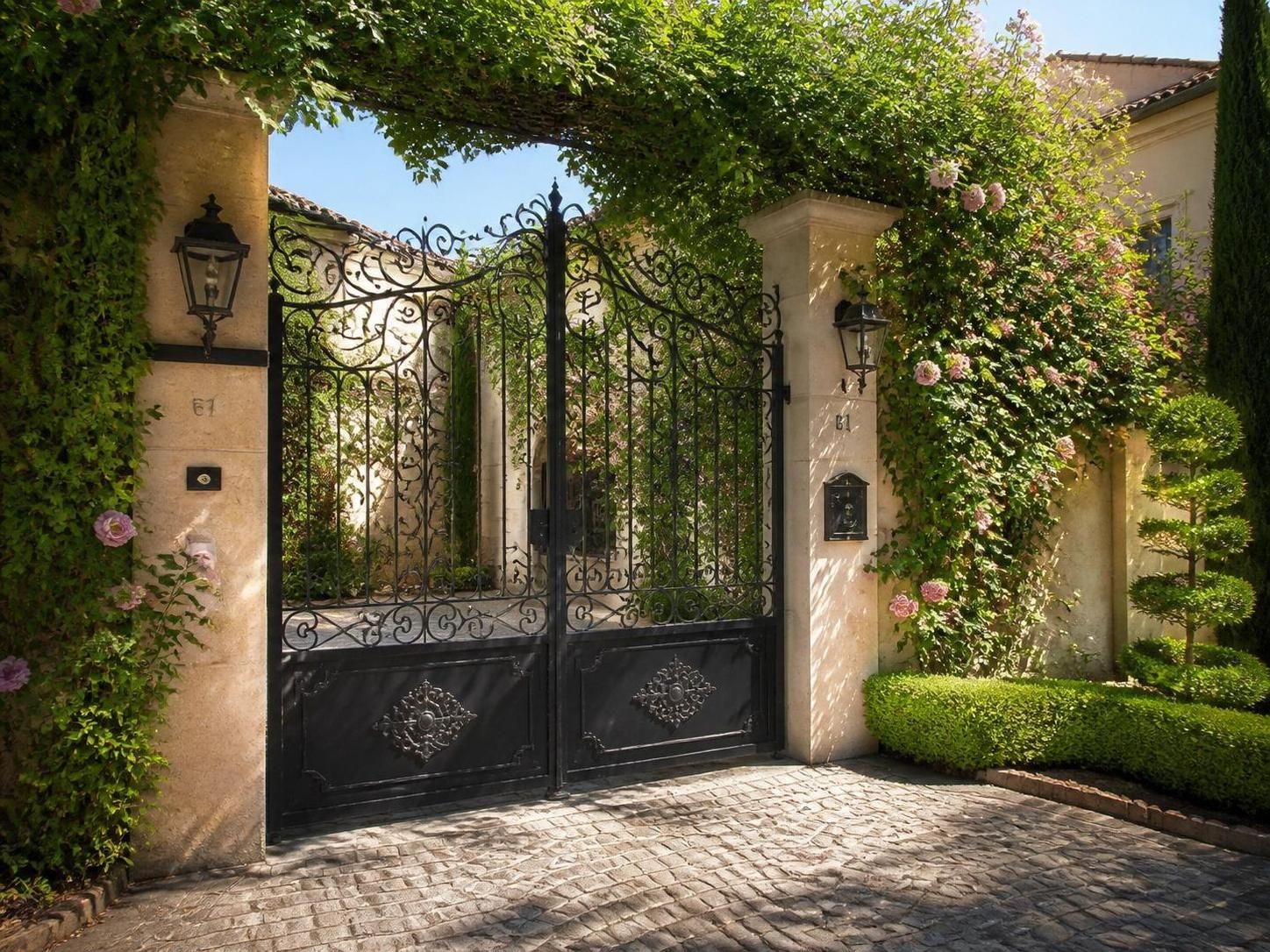 découvrez comment décorer votre portail pour embellir l'entrée de votre maison et créer une première impression chaleureuse et accueillante.